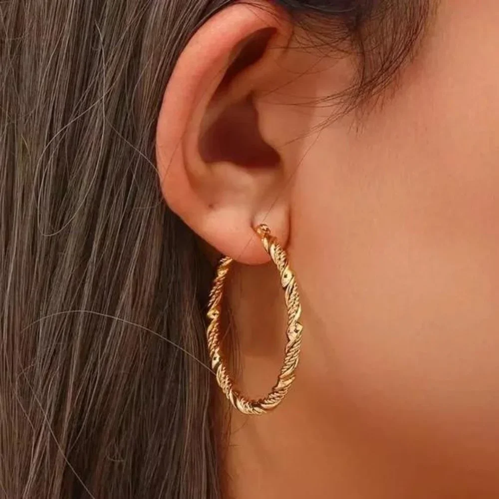 NEW 18K GOLD TWISTED WAVE CIRCLE HOOP EARRINGS, NICE EARRINGS, CUTE EARRINGS - Picture 1 of 6